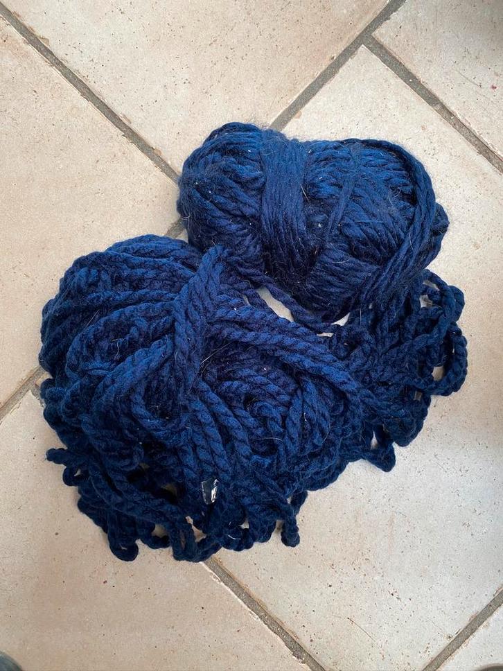 Zacht, dik, blauw garen - €1 voor beide bolletjes samen, Hobby en Vrije tijd, Breien en Haken, Zo goed als nieuw, Ophalen