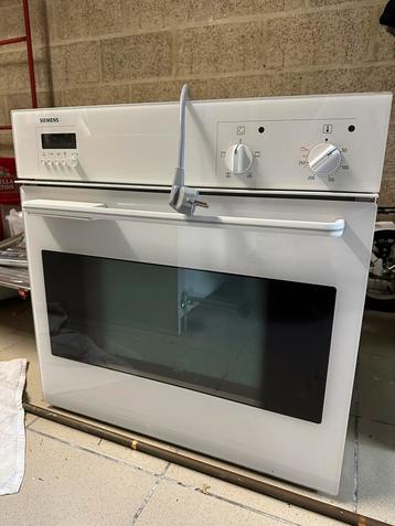 Oven + microgolf + eventueel kast  beschikbaar voor biedingen