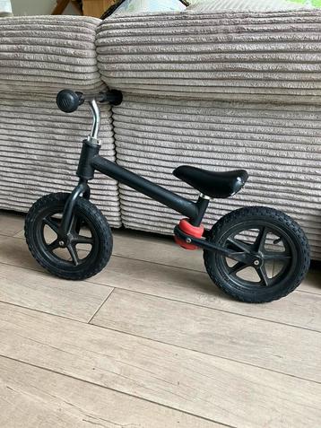 Stoer loopfietsje beschikbaar voor biedingen