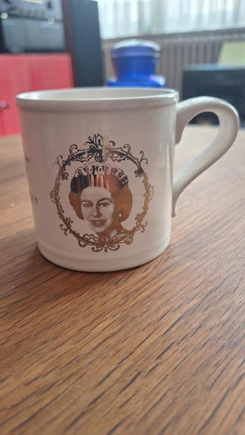 Staffordshire Queen Elizabeth II zilveren jubileum tas 1977, Maison & Meubles, Cuisine | Vaisselle, Neuf, Tasse(s) et/ou soucoupe(s)