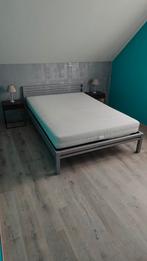 Tweepersoonsbed met matrass en twee nachtkastjes., Huis en Inrichting, Slaapkamer | Bedden, Ophalen, Gebruikt, Tweepersoons, 140 cm
