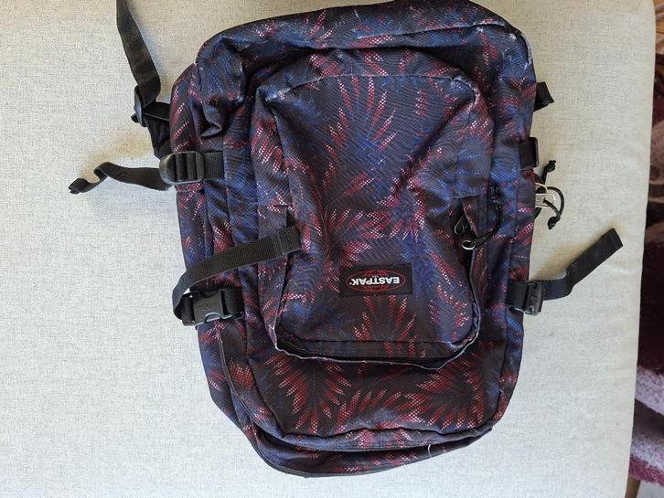 Ruime Eastpakrugzak met laptopvak, Handtassen en Accessoires, Tassen | Schooltassen, Zo goed als nieuw, Rugtas, 40 tot 50 cm, Minder dan 30 cm