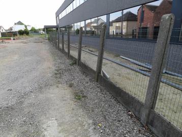 Betonnen afsluiting: paal met plaat beschikbaar voor biedingen