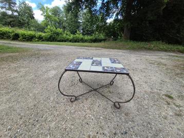 Table basse vintage en céramique beschikbaar voor biedingen