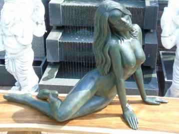 une femme nue semi couché en bronze patinée vert ....