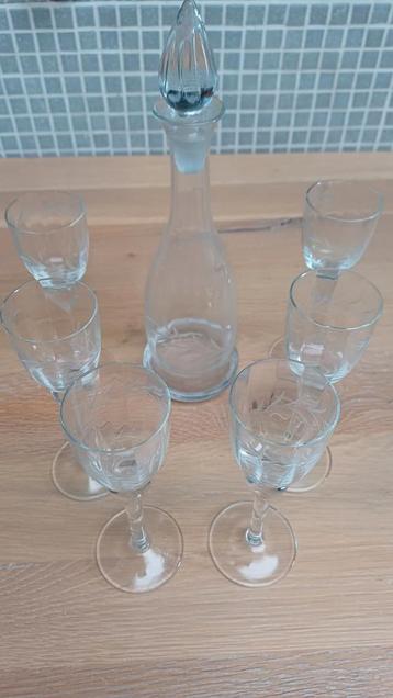 Karaf met 6 likeurglazen beschikbaar voor biedingen