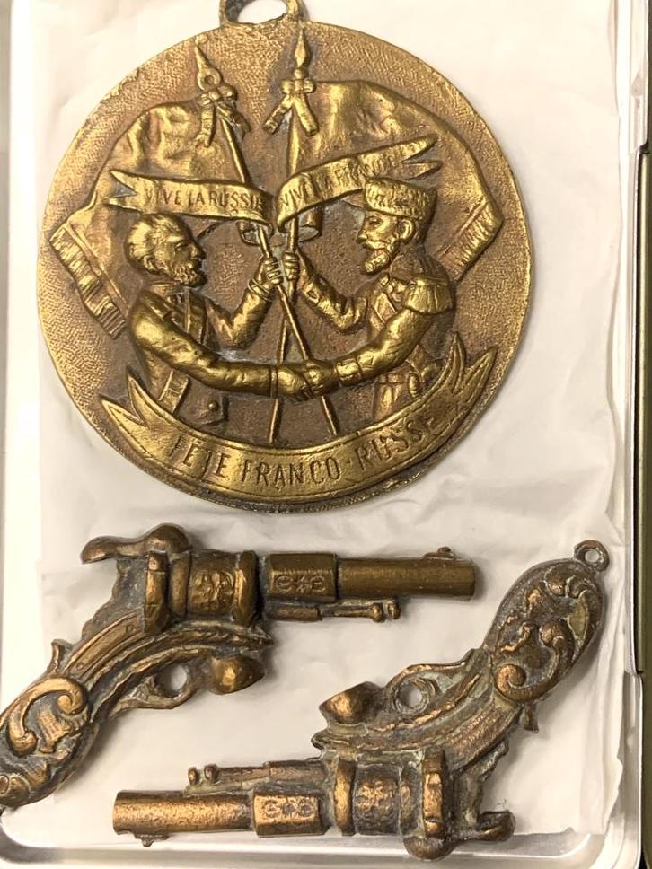 Frans-Russische medaille + 2 decoratieve miniatuurpistolen, Verzamelen, Militaria | Algemeen, Landmacht, Embleem of Badge, Ophalen