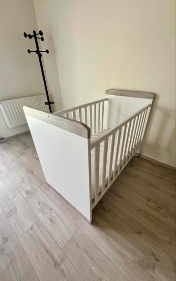 Compleet babybed met bijhorende verzorgtafel beschikbaar voor biedingen