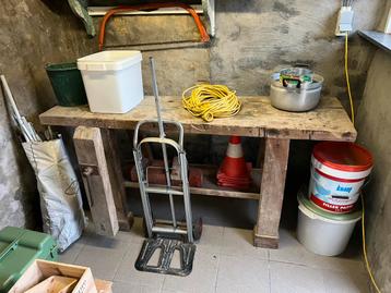 Oude antieke werkbank beschikbaar voor biedingen