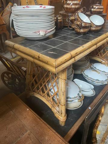 Kleine loungetafel van bamboe beschikbaar voor biedingen