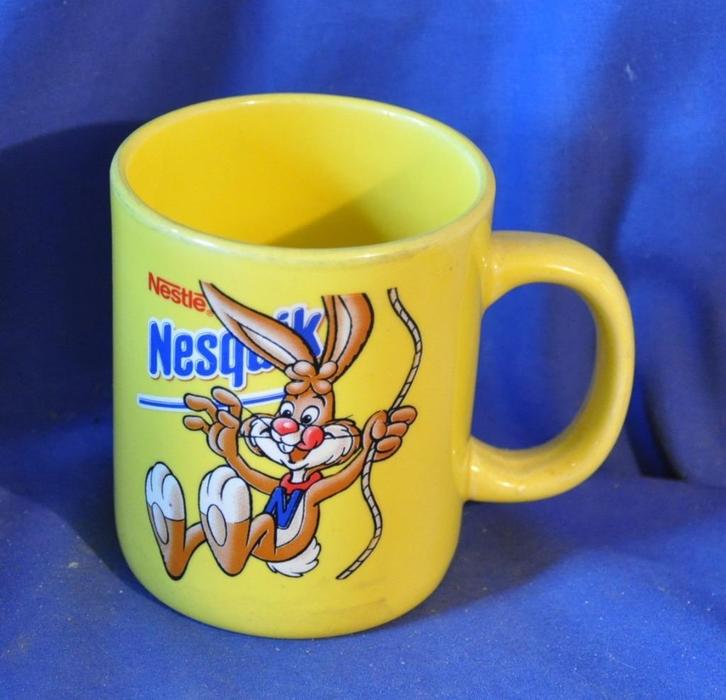 mug en faience publicitaire nestlé nesquik, Huis en Inrichting, Keuken | Servies, Zo goed als nieuw, Kop(pen) en/of Schotel(s)