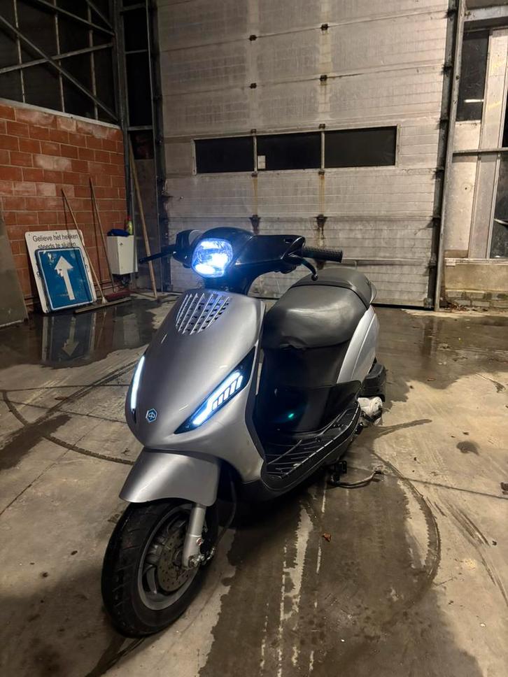 Piaggio zip a klasse 4 takt, Fietsen en Brommers, Scooters | Piaggio, Zo goed als nieuw, Zip, Klasse A (25 km/u), Benzine, Ophalen
