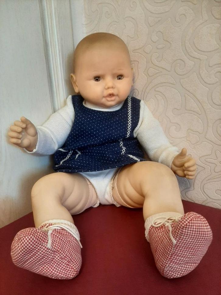 Realistische babypop met stoffen lijfje, jaren 80 – 50 cm, Kinderen en Baby's, Speelgoed | Poppen, Gebruikt, Babypop, Ophalen of Verzenden