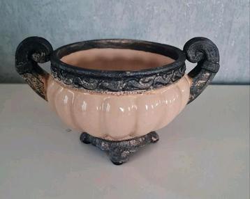 Antieke Bloempot met oren  beschikbaar voor biedingen