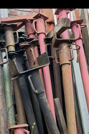 Partij stutten en materialen beschikbaar voor biedingen
