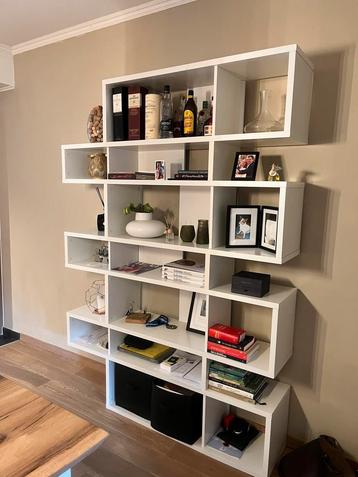 Open wandkast wit beschikbaar voor biedingen
