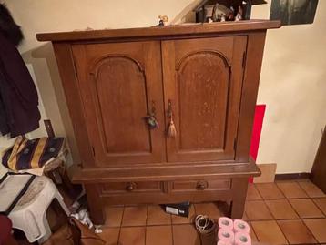 Twee antieke meubels  beschikbaar voor biedingen