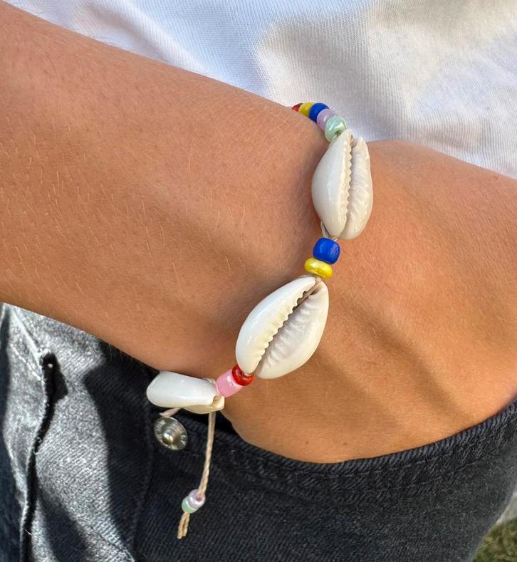 Armband met kaurischelpen, Handtassen en Accessoires, Enkelbandjes en Enkelkettinkjes, Nieuw, Overige materialen, Met bedels of kralen