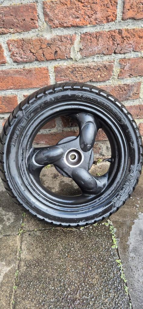 Voorband kymco 50cc scooter, Fietsen en Brommers, Brommeronderdelen | Algemeen, Zo goed als nieuw, Carburateur, Ophalen of Verzenden