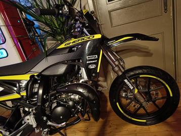 Sherco SM 50 en parfait état avec casque, Autres marques, Comme neuf, 6 vitesses, Enlèvement