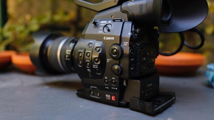 Canon EOS C300 Cinéma EF mark I + Optique 17-55 mm f/2,8, Audio, Tv en Foto, Videocamera's Digitaal, Gebruikt, Camera, Geheugenkaart