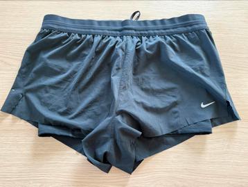 Nike Swift Dry Fit 2 in 1 loopshort, maat Large beschikbaar voor biedingen