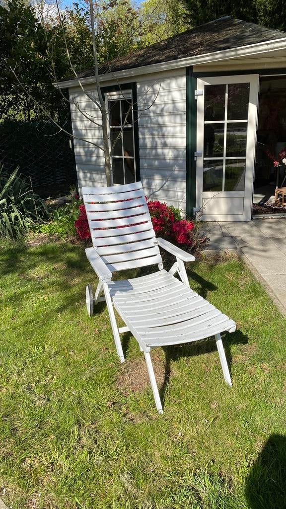 Oude witte dekstoel in hout., Tuin en Terras, Ligbedden, Ophalen, Gebruikt, Hout, Verstelbaar