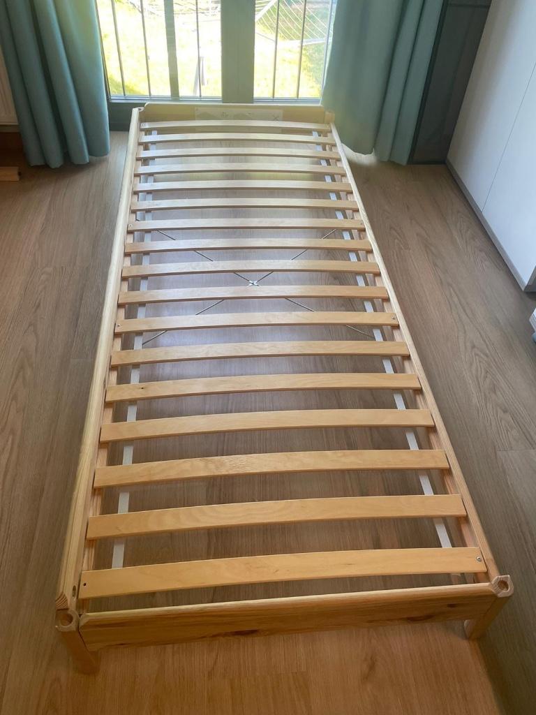 2 stapelbare bedden met 1 matras Ikea, Ophalen, Eenpersoons, Bruin, Zo goed als nieuw