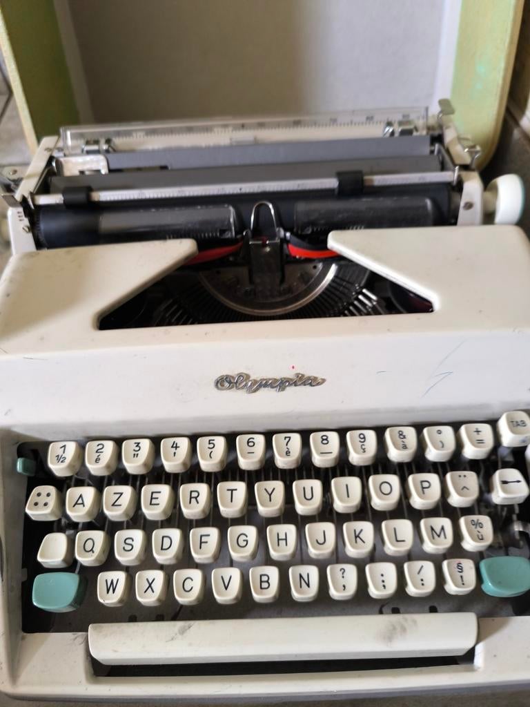 Machine à écrire Olympia dans étui, Enlèvement ou Envoi