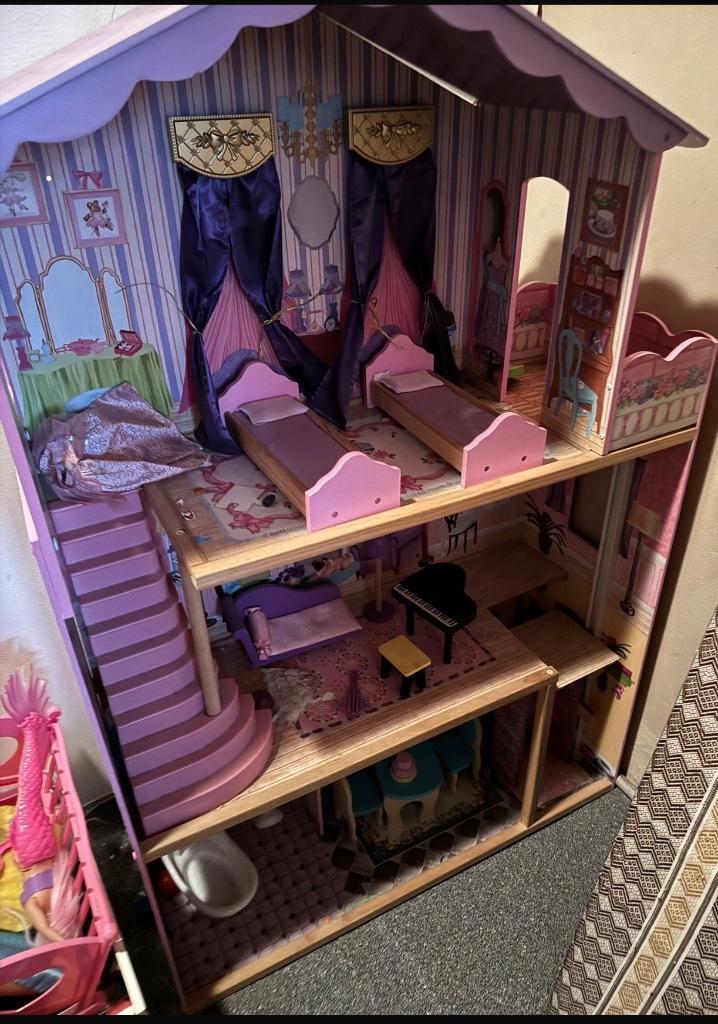 Groot houten poppenhuis met meubeltjes, Kinderen en Baby's, Speelgoed | Poppenhuizen, Zo goed als nieuw, Poppenhuis, Ophalen