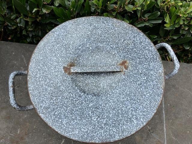 GRANE CASSEROLLE VINTAGE EN ÉMAIL BLEU MOUCHETÉ., Antiquités & Art, Antiquités | Email, Enlèvement ou Envoi