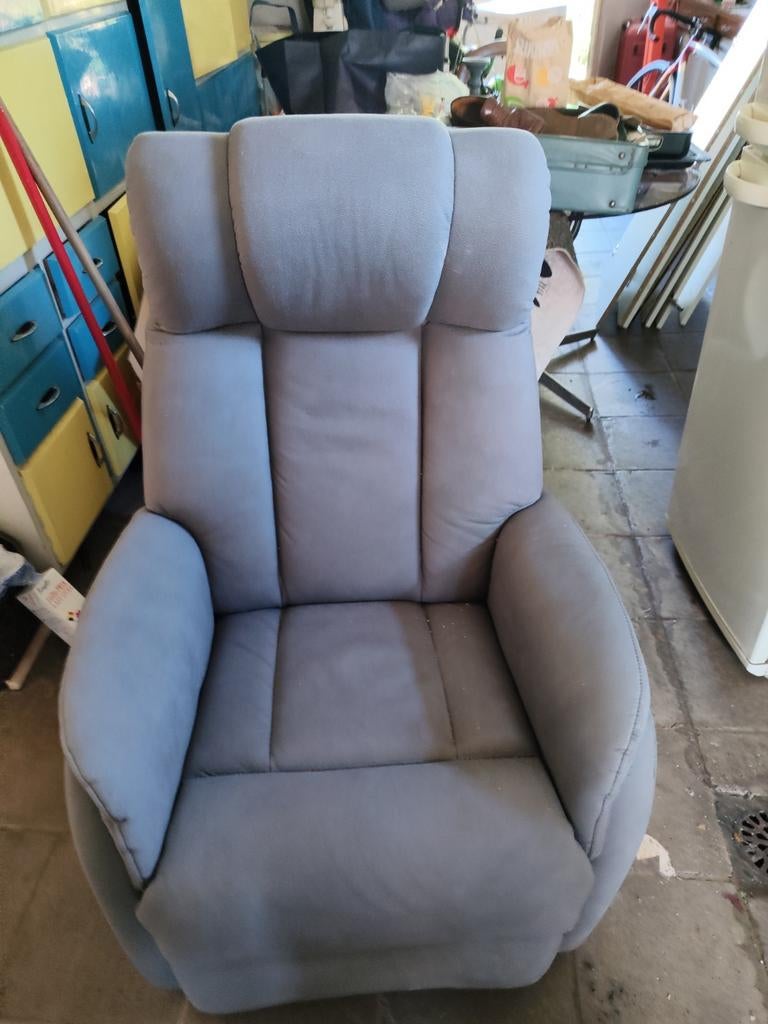 Grijze elektrische relaxfauteuil — goede staat — met afstand, Ophalen of Verzenden