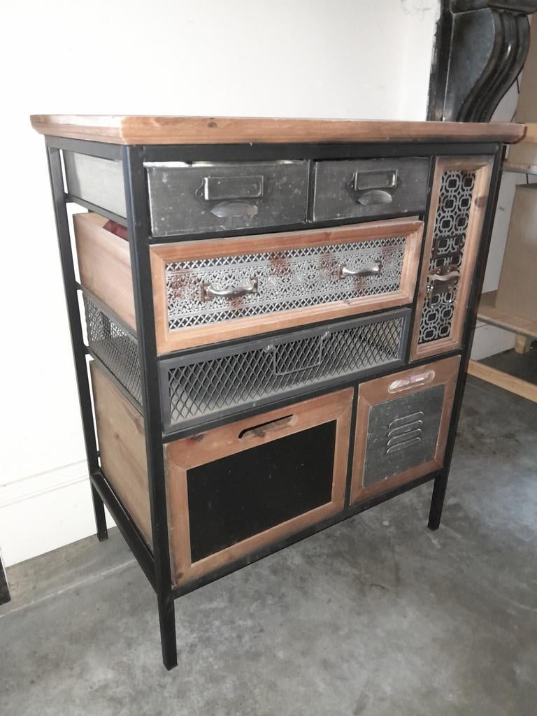 Kastje met lades (hout en metaal), Ophalen