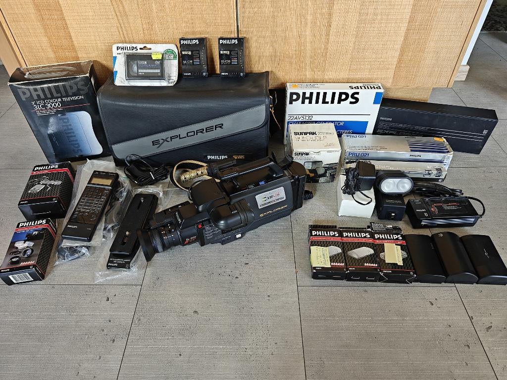 Philips VKR 9300 Super VHS-C camcorder + veel accessoires, TV, Hi-fi & Vidéo, Caméscopes analogiques, Caméra, Enlèvement ou Envoi