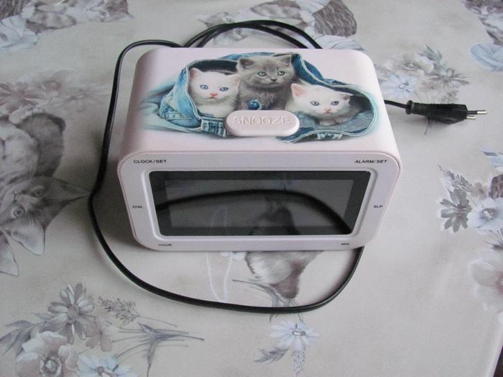 Bigben wekkerradio met kittens, TV, Hi-fi & Vidéo, Radios, Utilisé, Radio, Enlèvement ou Envoi