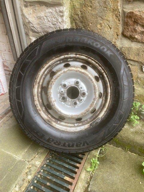 Pneu 215/70 R15C sur jante acier, 15 pouces, Pneus et Jantes, 215 mm, Véhicule utilitaire