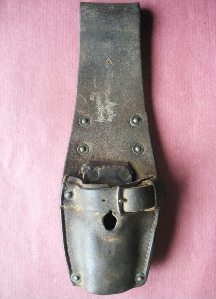 Gousset baïonnette d'infanterie belge XIXe cuir matriculé, Collections, Envoi, Armée de terre, Couteau ou Poignard