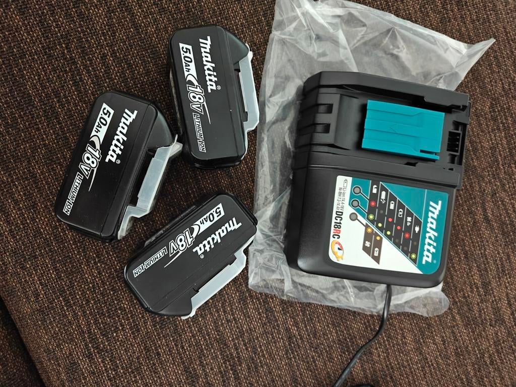 3 x Makita batterijen 18V 5Ah en oplader. Nieuw en origineel, Ophalen of Verzenden