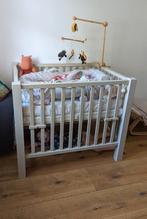 Parc pour bébé en bois (fond réglable) + matelas, Enfants & Bébés, Parcs, Enlèvement, Utilisé, Carré