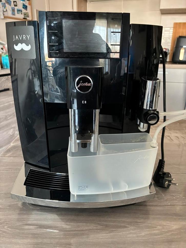 Jura E8 Machine à café automatique – 1 an Très bon état, Electroménager, Cafetières, Comme neuf, Café en grains, Combiné, Réservoir d'eau amovible