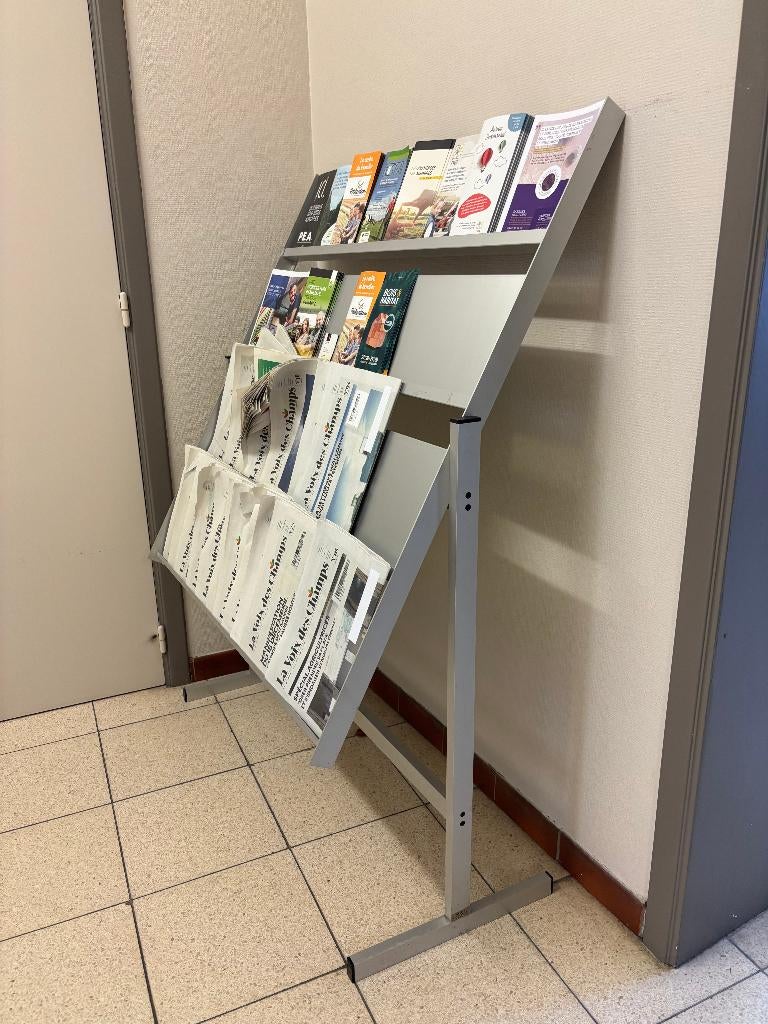 Présentoir à brochures métallique, Articles professionnels, Enlèvement, Utilisé