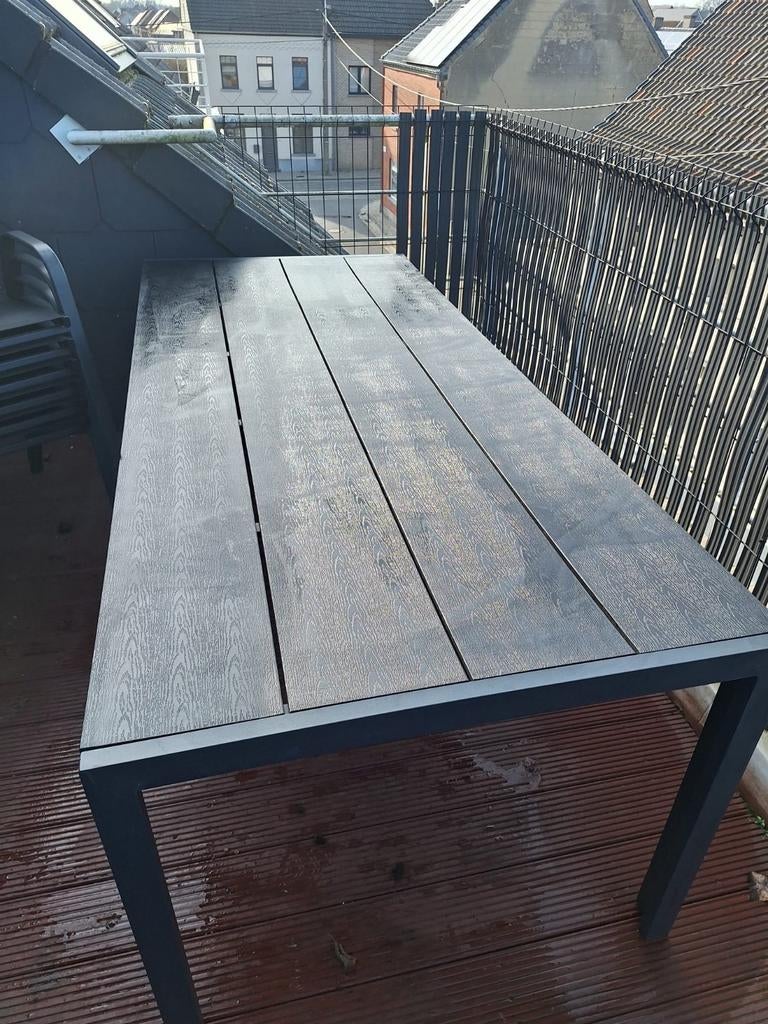 Tuintafel en hoes, Enlèvement