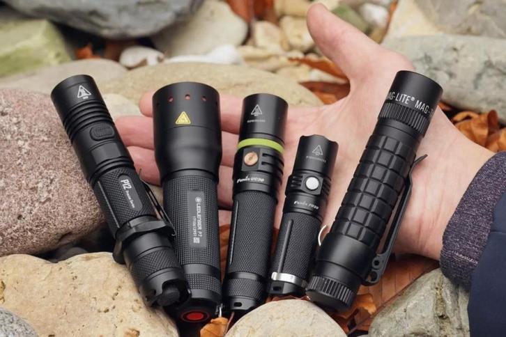 Recherchées : lampes de poche de qualité (Olight, Fenix,...), Caravanes & Camping, Lampes de poche, Comme neuf, Accumulateur, Enlèvement ou Envoi