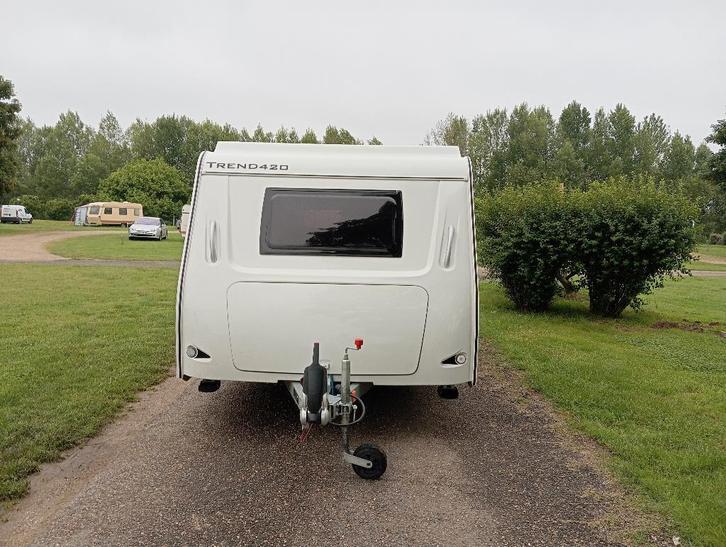 caravane Trigano Silver 420, Caravanes & Camping, Caravanes, Particulier, jusqu'à 4, 1000 - 1250 kg, Siège de train, Trigano, Lit transversal