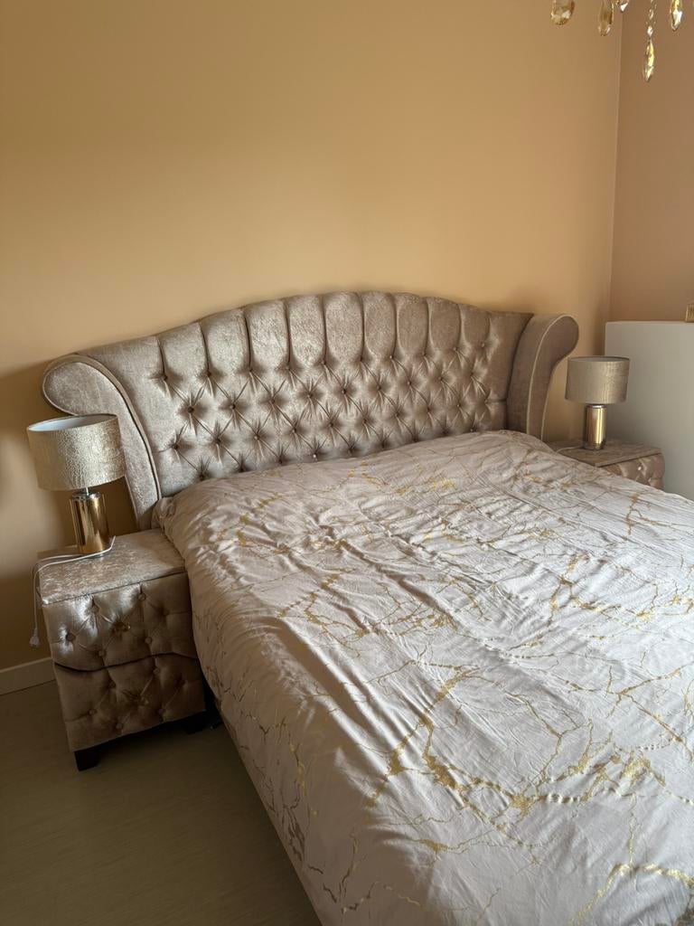 Gloednieuwe 2 persoonsbed+ matras+2 nachtkastjes+ opbergbox, Huis en Inrichting, Slaapkamer | Complete slaapkamers, Ophalen, Zo goed als nieuw