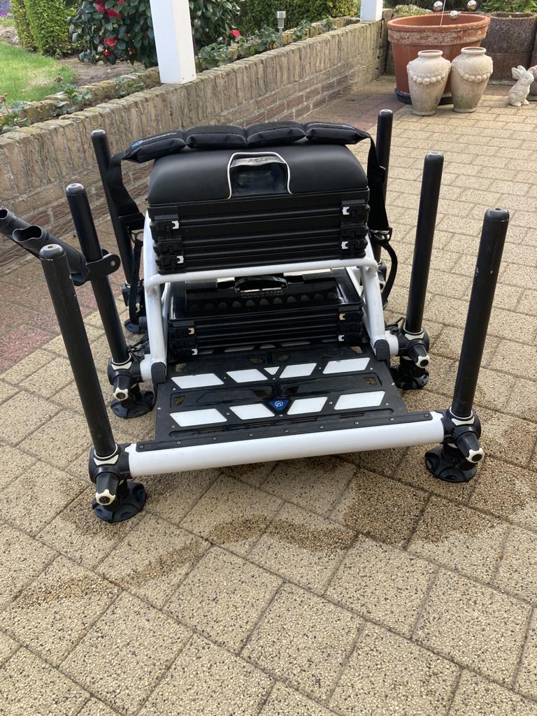 Te Koop PRESTON VIS Kist ABSOLUTE WHITE STATION, Watersport en Boten, Hengelsport | Witvissen, Zo goed als nieuw, Ophalen