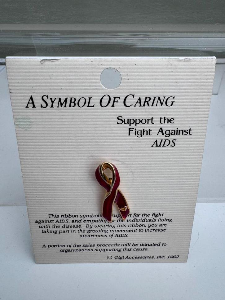 Red Ribbon pin Gigi Accessories 1992 AIDS awareness, Verzamelen, Speldjes, Pins en Buttons, Zo goed als nieuw, Speldje of Pin