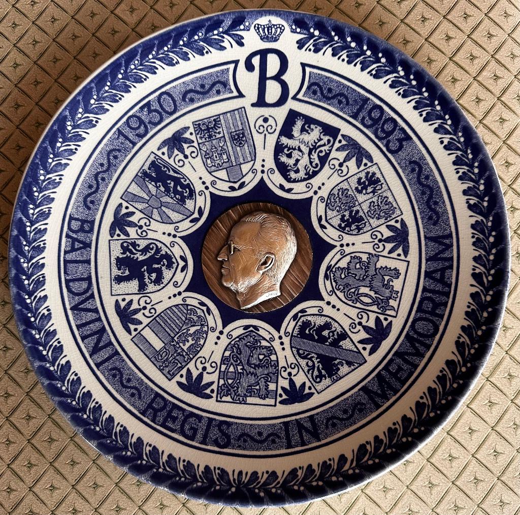 Koning Boudewijn Herdenkingsschotel, Verzamelen, Koningshuis en Royalty, Ophalen, Zo goed als nieuw, Overige typen