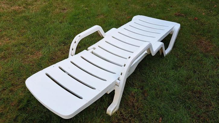 Groot zwembadbed op wielen witte hars, Tuin en Terras, Ligbedden, Gebruikt, Kunststof, Inklapbaar, Verstelbaar, Verrijdbaar, Ophalen