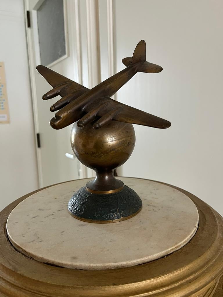 Bronzen wereldbol met vliegtuig, Antiek en Kunst, Ophalen of Verzenden